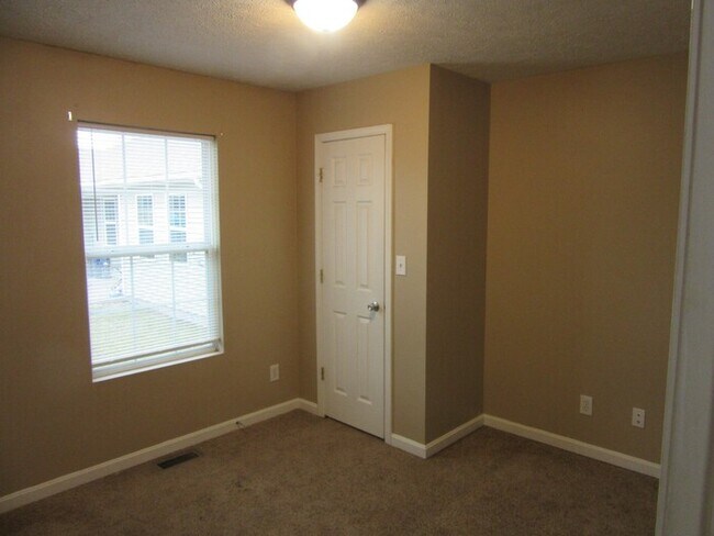 Building Photo - Large 5 Bedroom, 2 Bathroom Eastside Home - Pets Welcome*