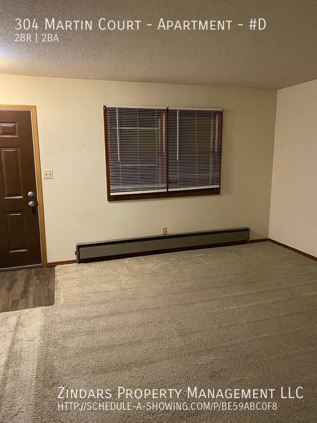 Building Photo - Updated bilevel 2 bedroom 1.5 bath townhou...