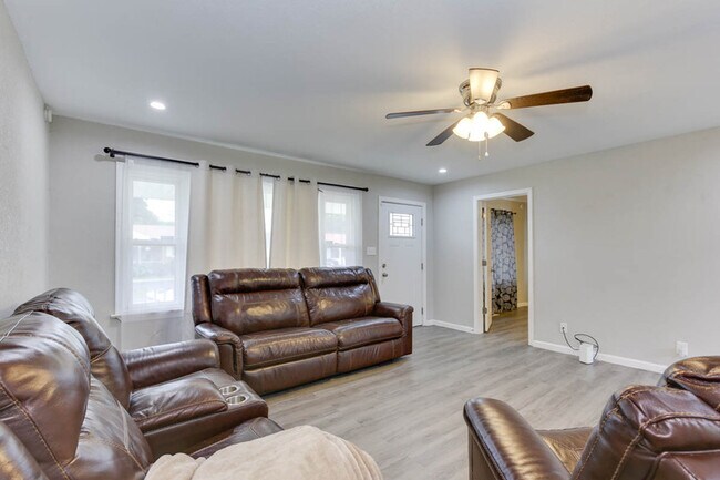 Building Photo - 1011 Robinson Rd