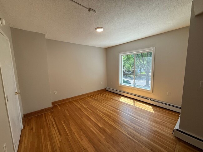 Building Photo - Beautiful 5 Bed 3 Bath Single Family Home ...