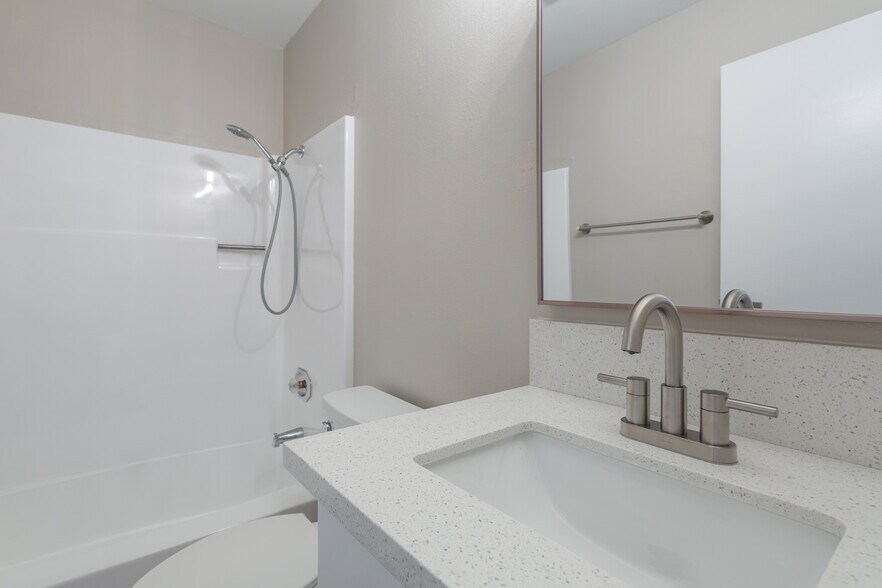 Building Photo - 110 SW Fleishauer Ln