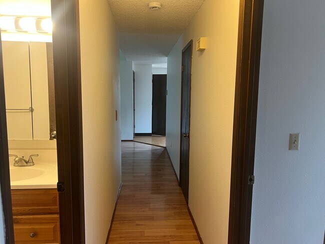 Building Photo - Open Concept: 3 Bed, 1.5 Bath Hidden Gem!