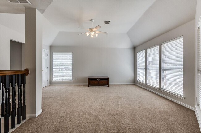 Building Photo - Located in a highly desirable neighborhood.