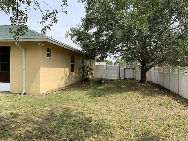 Building Photo - 180 SW Oakridge Dr