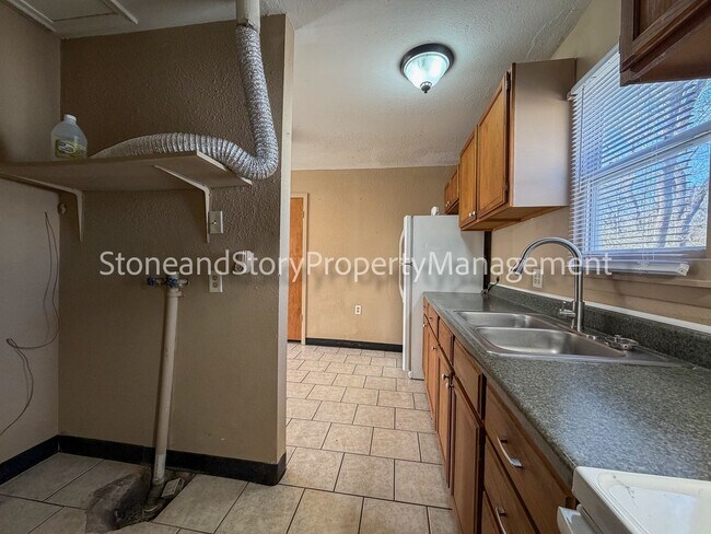 Building Photo - 2 bedroom 1 bath