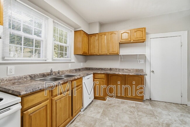 Building Photo - 630 W 36th St