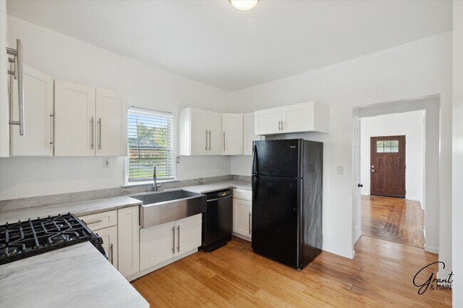 Building Photo - $1650 - Large 4 Bedroom, Renovated Home