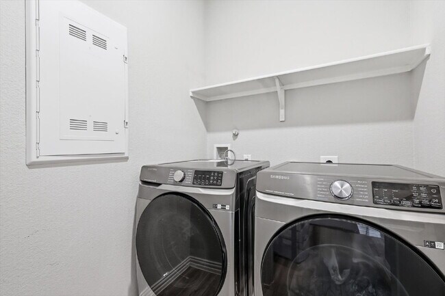 Building Photo - 4 Bed, 3 bath and 1 flex room in the heart of Anna Town Square.