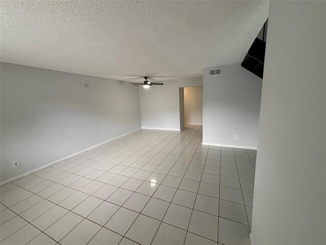 Building Photo - 6837 SW 39th Dr