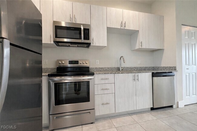 Building Photo - 3303 SW 8th Pl