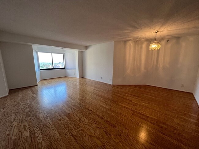 Building Photo - Luxurious 2 Bed 2 Bath Penthouse In Alta V...