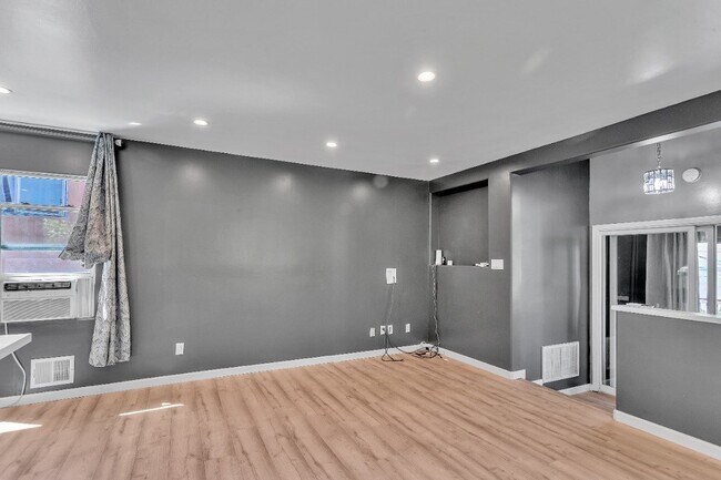 Building Photo - 9834 Lawlor St