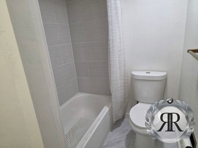 Building Photo - 2 Bedroom, 1 1/2 Bath, Updated!