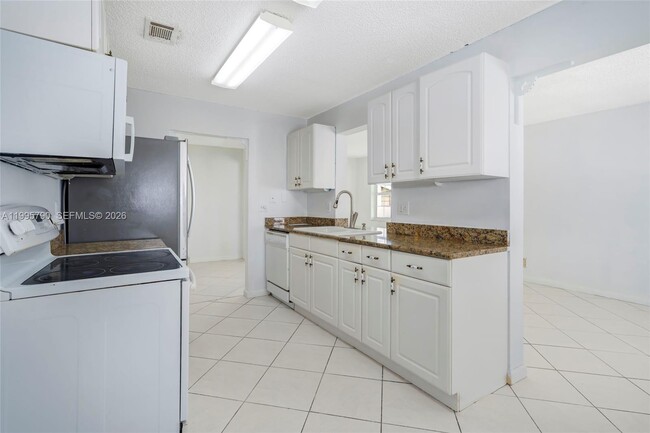 Building Photo - 1005 SW 18th St