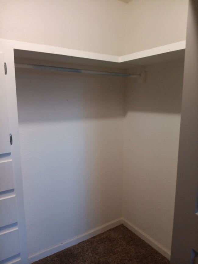 Building Photo - Charming 2-bedroom, 1-bathroom! Showings available soon!