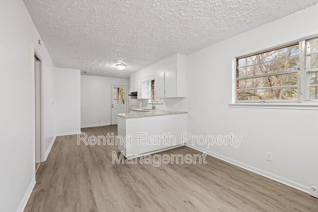 Building Photo - 2005 Snavely Ave SW