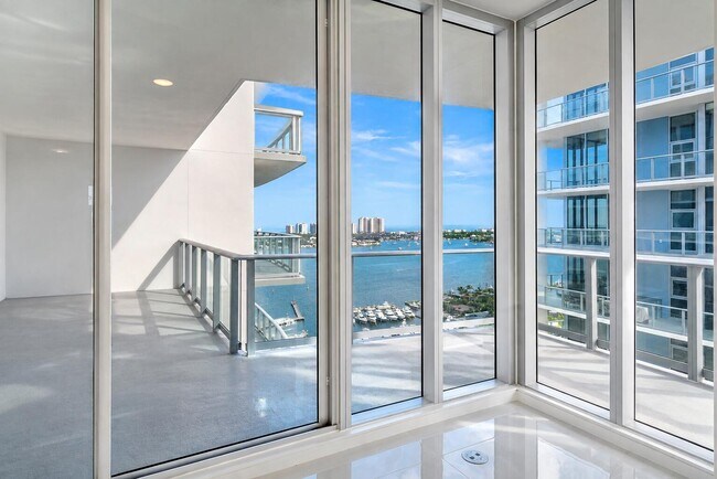 Building Photo - 220 Lake Shore Dr