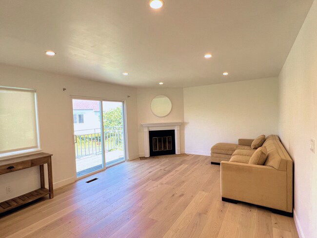 Building Photo - 21 Hillview Ct