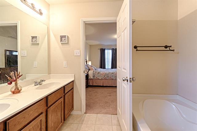 Building Photo - 1501 Lone Pine Dr