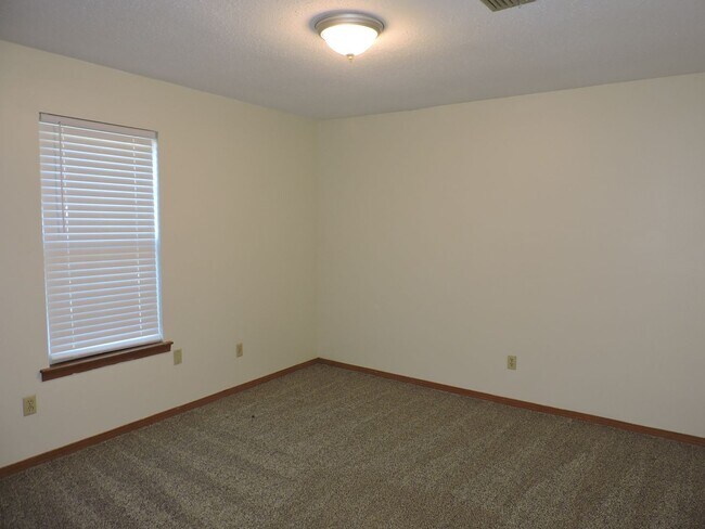 Building Photo - Convenient to interstate, schools & shopping!