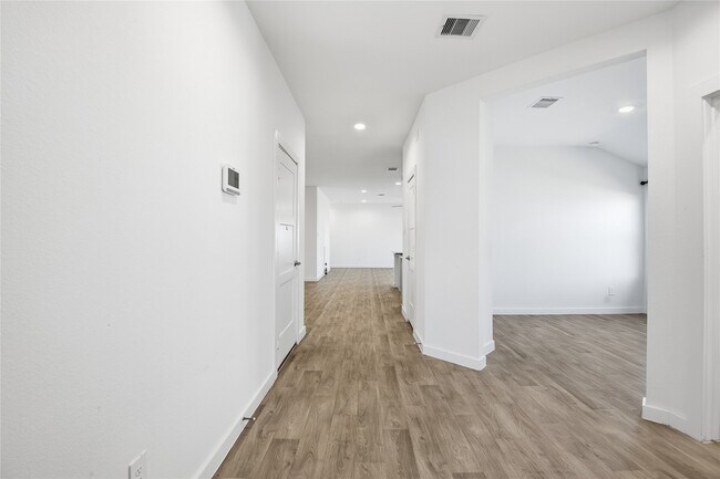 Building Photo - 14251 Big Bnd Dr