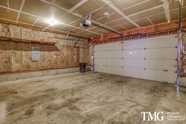 Building Photo - Large Ranch-style home with 3 Bed 2 Bath i...