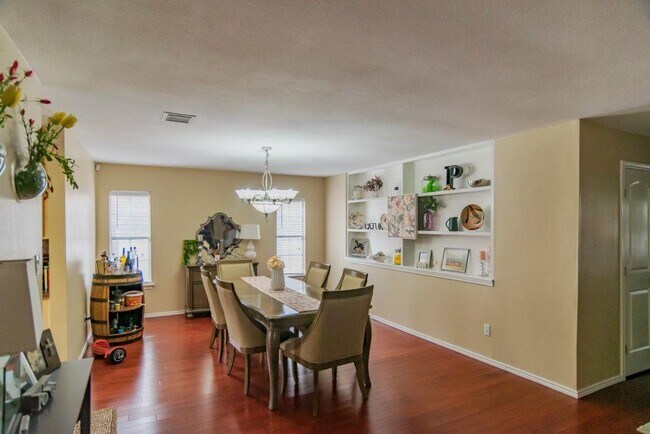 Building Photo - 1117 Del Roy Dr