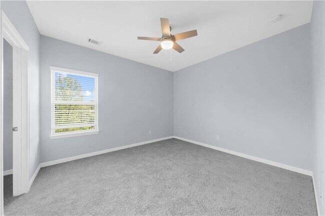 Building Photo - 5435 Mirror Lake Dr
