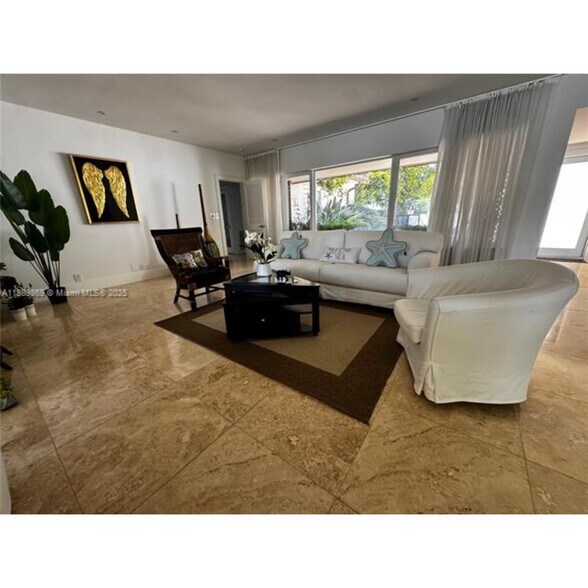 Building Photo - 6015 Pine Tree Dr