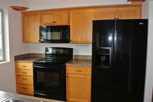 Building Photo - Corvallis Comfort & Convenience: Spacious 3-bedroom, 2.5 bath  Townhome