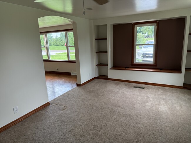 Building Photo - 403 Rose Ln