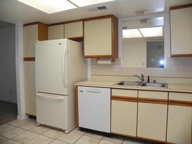 Building Photo - 823 Country Club Dr SE