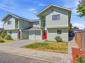 Building Photo - Great 3 Bedroom Townhome with Garage!