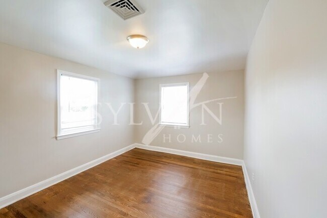 Building Photo - Charming 3 level townhome