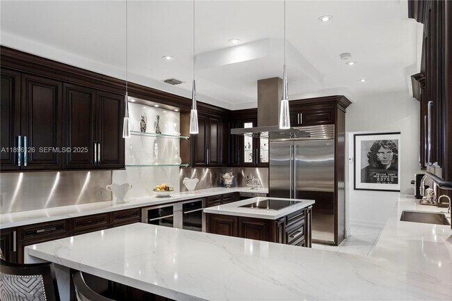 Building Photo - 5801 Pine Tree Dr