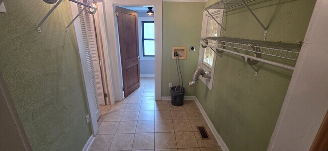 Building Photo - Cute 2 bedroom/ 1.5 bath single family home for rent in a quiet country setting but minutes from ...