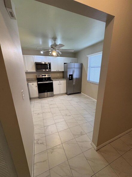 Building Photo - 1403 Lakeview Dr E