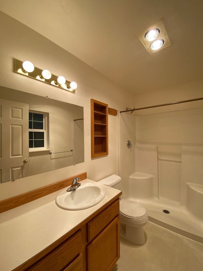 Building Photo - Charming Veneta Home!