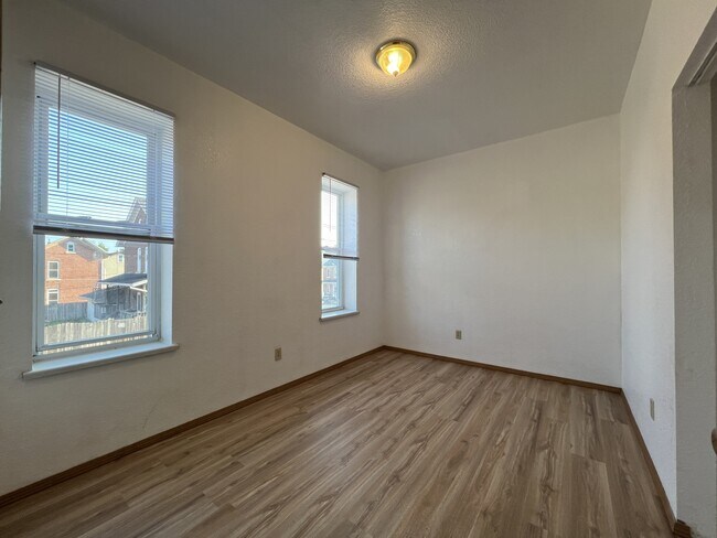 Building Photo - 264 E 14th St