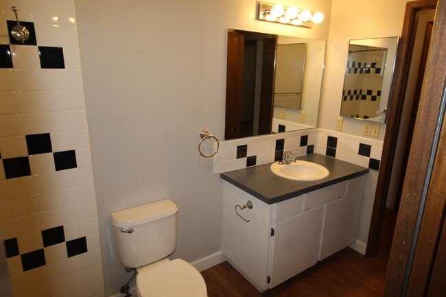 Building Photo - 6903 N Cincinnati St