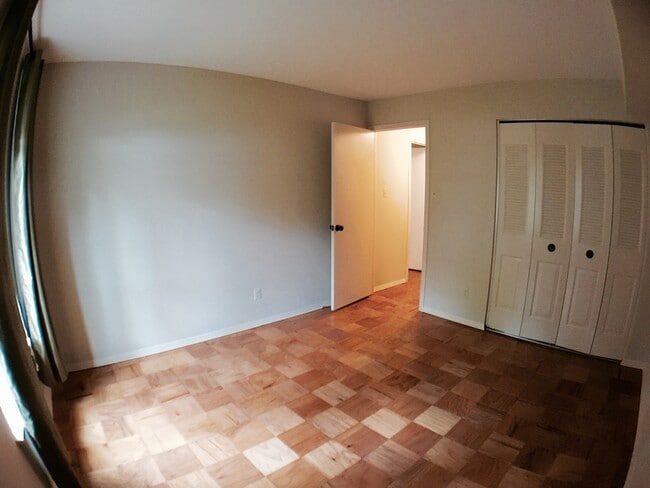 Building Photo - Large 2BR/1BA condo in gated community. Walking distance to Metro.