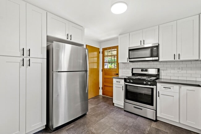 Building Photo - AVAILABLE SEPT 1ST!! Check out this FANTAS...