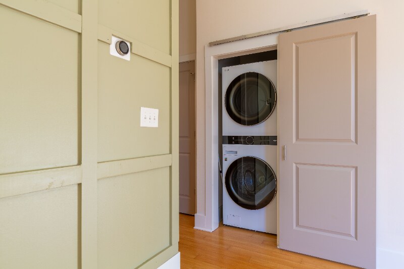 Building Photo - 2133 Southend Dr