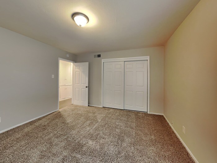 Building Photo - 1628 Canterbury Cir