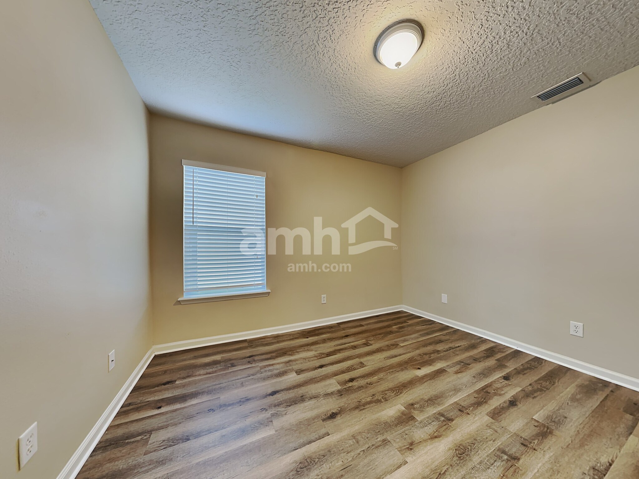 Building Photo - 12336 Deersong Dr N