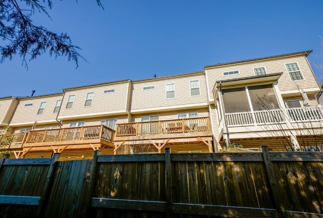 Building Photo - Luxurious 4-Bedroom Townhouse with 2 Car Garage in Manassas!