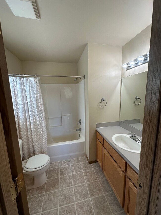 Building Photo - ***PENDING APPLICATIONS***3 Bed/2 Bath Qui...