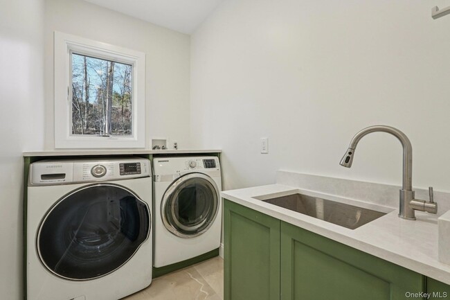 Building Photo - 400 Phillips Hill Rd