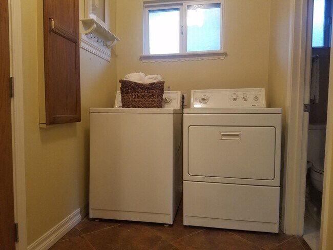 Building Photo - Beautiful 3 bed 2 bath Cambrian home in a ...