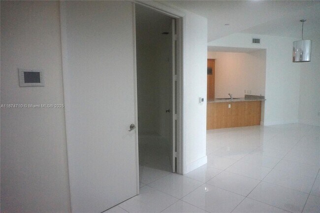 Building Photo - 15811 Collins Ave